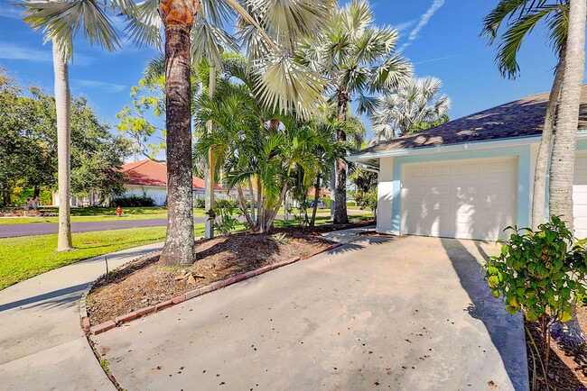 Building Photo - 1176 Staghorn St