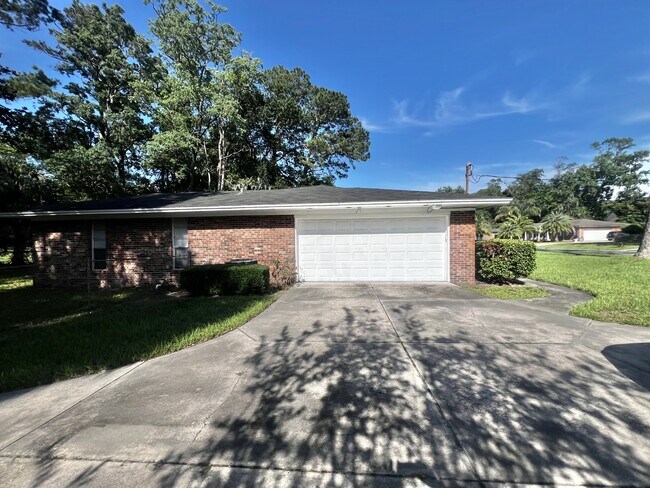 Building Photo - 5391 Golf Course Dr