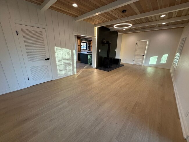 Building Photo - WAL2 - FULLY renovated 3 bed 1.5 bath Duplex on OAKWAY!