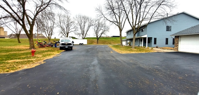 Building Photo - 9477 Ranchview Ln N