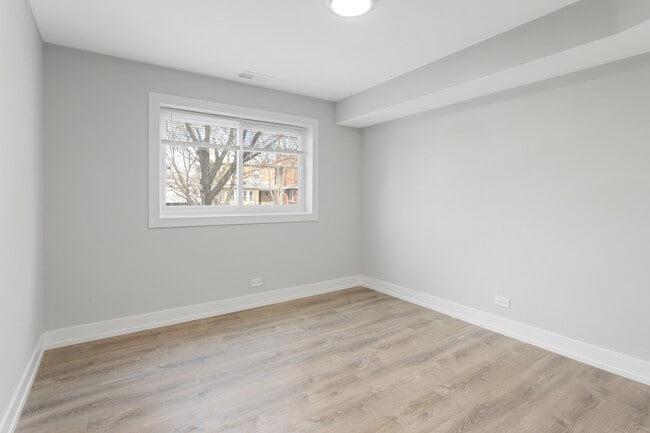 Building Photo - 2333 W Lunt Ave