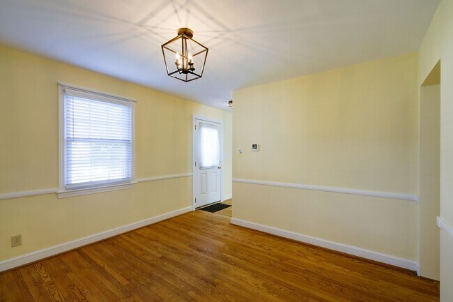 Building Photo - Charming 3BR/2BA Home with Bonus Room, Sunroom & Private Driveway – Prime Hyattsville Location!