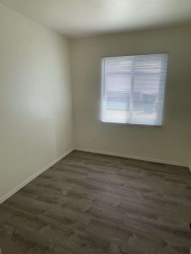 Building Photo - 3 Bedroom 1 Bathroom Great Single Story!