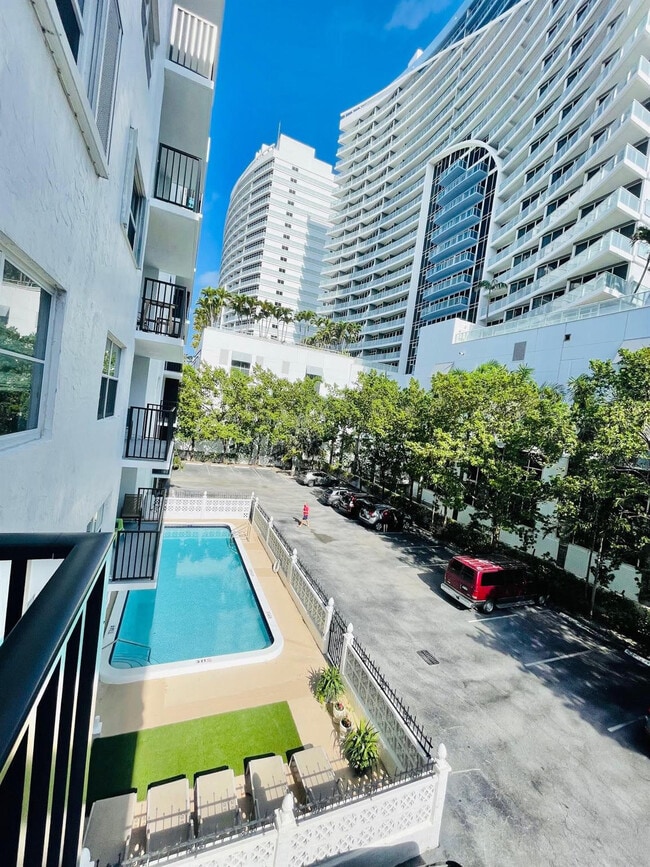 Building Photo - 3000 Riomar St