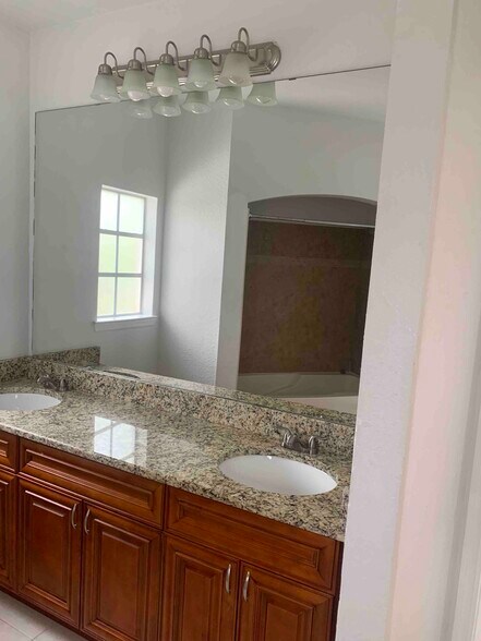 Bathroom 1 - 132 Vista Verdi Cir