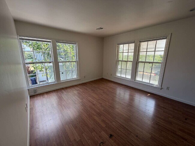 Building Photo - 2225 N Gatewood Ave