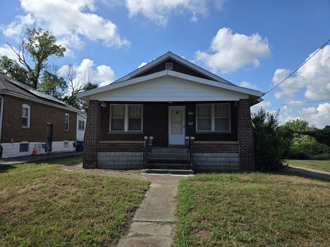 Primary Photo - 2528 McLaran Ave