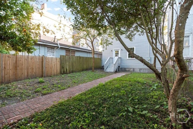 Building Photo - 318 E Waldburg St
