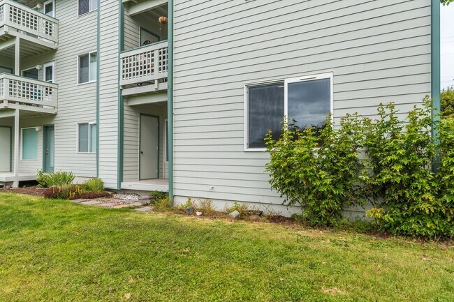 Building Photo - Three bedroom Two bath Condo at Point of V...