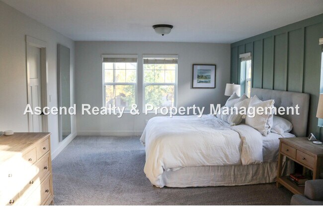 Building Photo - 4 Bed/3 Bath Hillsboro Laurel Oaks Neighborhood, Solar Panels, 1 or 2 Pets Allowed with Pet Rent,...