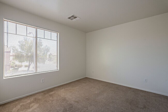 Building Photo - 4 Bedroom home for rent