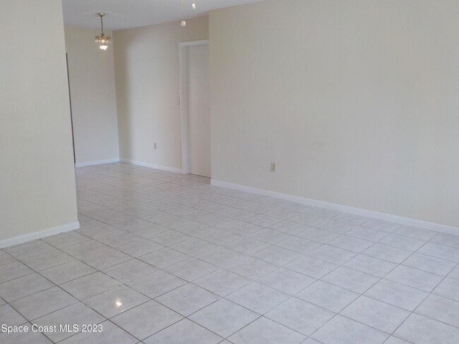 Building Photo - 636 Hampton Dr NE