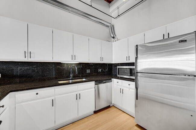 Building Photo - Fulton Market 2 Bed/2 Bath Timber Loft! Brand New Hardwood Floors! Rooftop Deck!