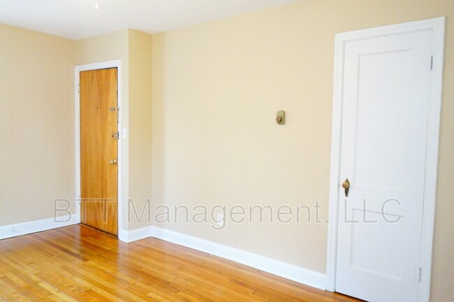 Building Photo - 812 Greenwood Cir