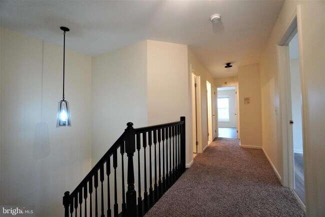 Building Photo - 458 Country Club Dr