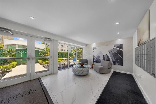 Building Photo - 720 Collins Ave