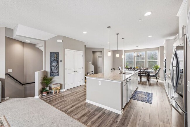Building Photo - Spacious 3bed 3bath Townhome in Chaska!
