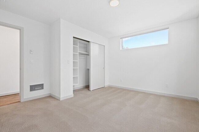 Building Photo - Impeccable Greenwood Townhome with Air Con...