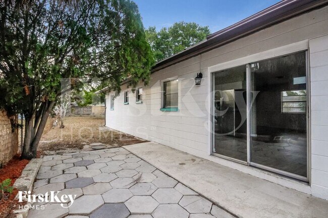 Building Photo - 130 Davison Ave N