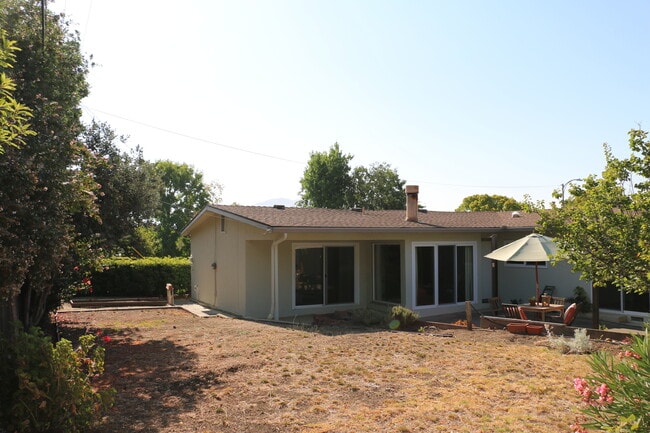 Building Photo - 2000 sq feet 5 bed 3 bath home close to Poly!!