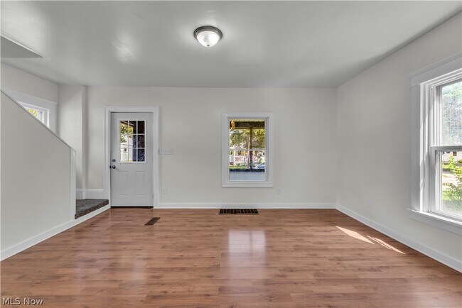 Building Photo - 1296 W Wilbeth Rd