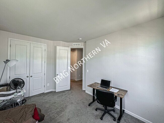 Building Photo - 42961 Running Creek Square