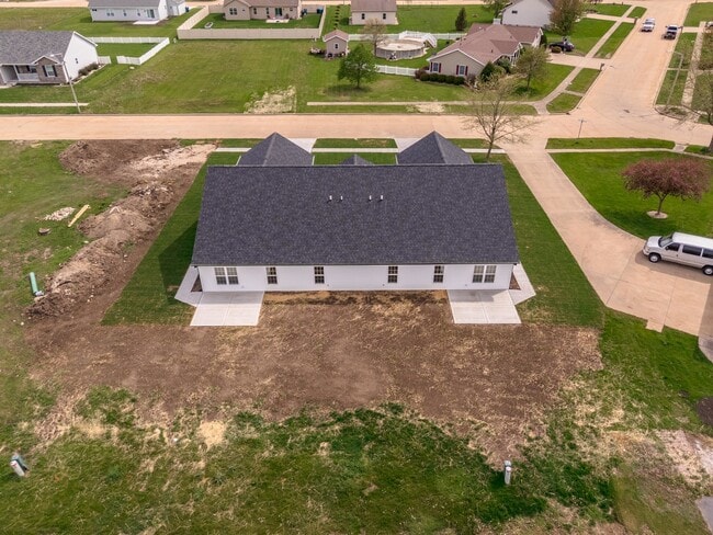 Building Photo - 516 Carriage Ct