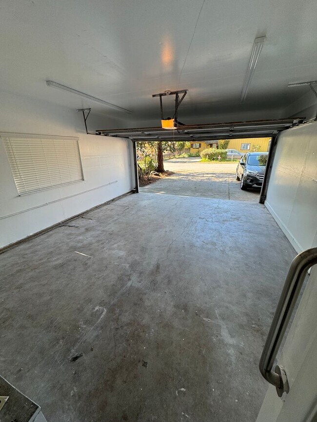 Building Photo - Walking distance to beaches, restaurants, 3 bedroom, 2 bathroom, upstairs level of home