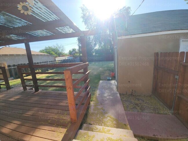 Building Photo - Charming 2 bedroom, 1 bathroom house near ...