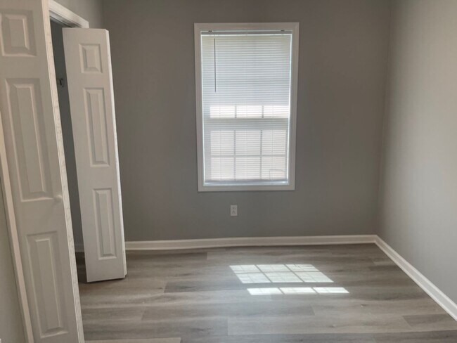 Building Photo - Fully Renovated Apartment Duplex Located in the Heart of Edgewood