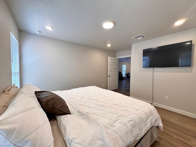 Building Photo - 10817 Saloon St