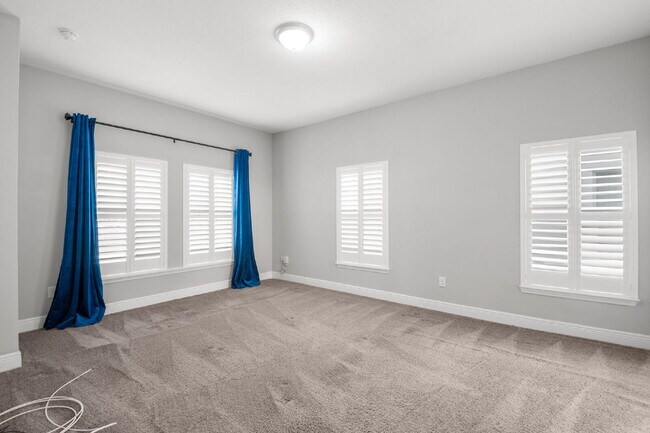 Building Photo - "Charming St. Petersburg Home: 3 Beds, 2 Baths, 1720 Sq. Ft. of Comfort!"