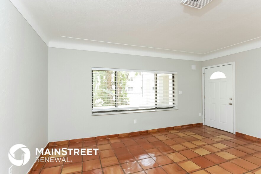 Building Photo - 2035 Goldenrod St