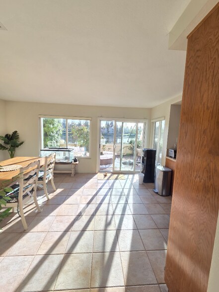 Building Photo - 740 Edgewater Dr