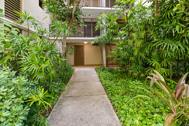 Building Entry - 2987 Kalakaua Ave