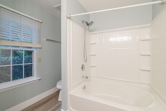 Building Photo - Cozy newly renovated 4 bedroom home on Hic...