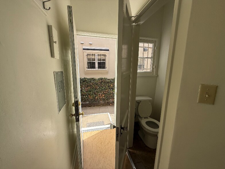 Building Photo - 1062 Masselin Ave