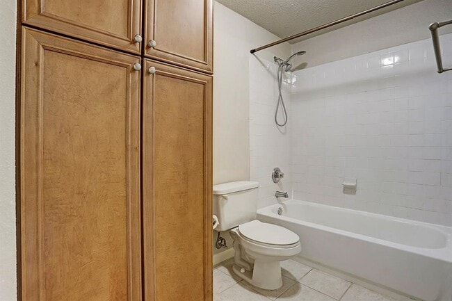 Building Photo - 2255 Braeswood Park Dr