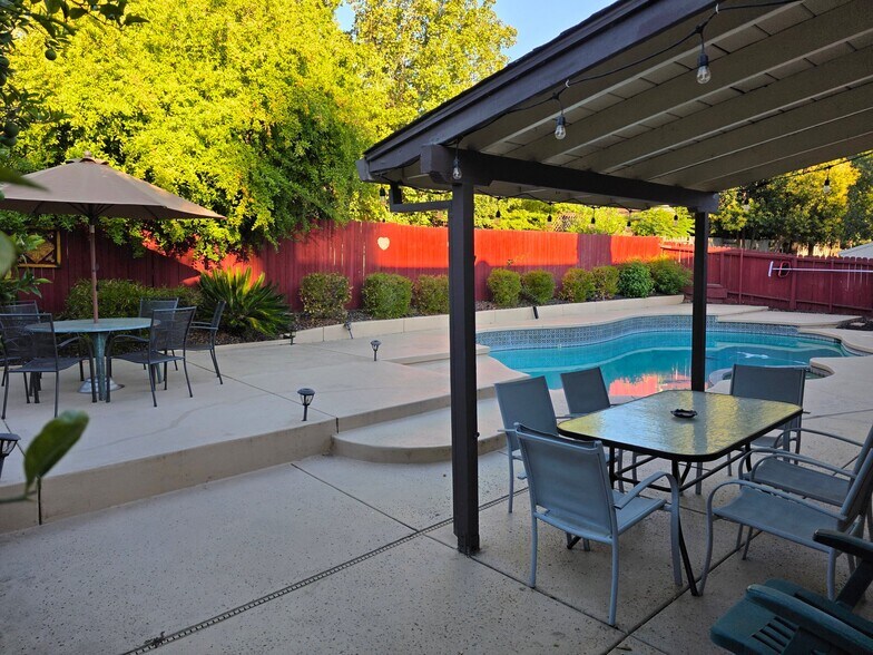Building Photo - 4401 Plantation Dr