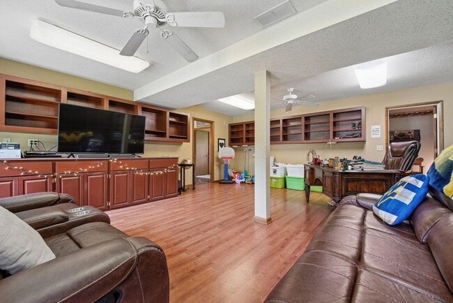 Building Photo - 157 Spring Valley Dr