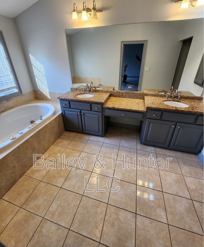 Building Photo - 3365 Regent Pl SW