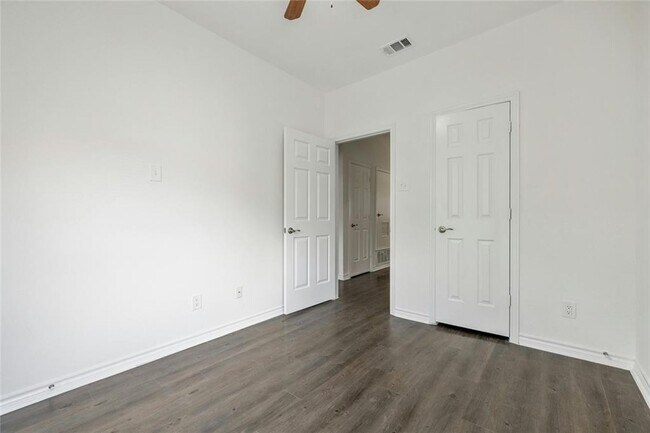 Building Photo - Savannah Condos #101