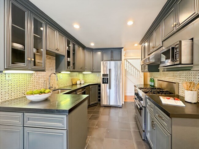 Building Photo - Beautiful 4BR+/3.5BA Edwardian Single-Fami...