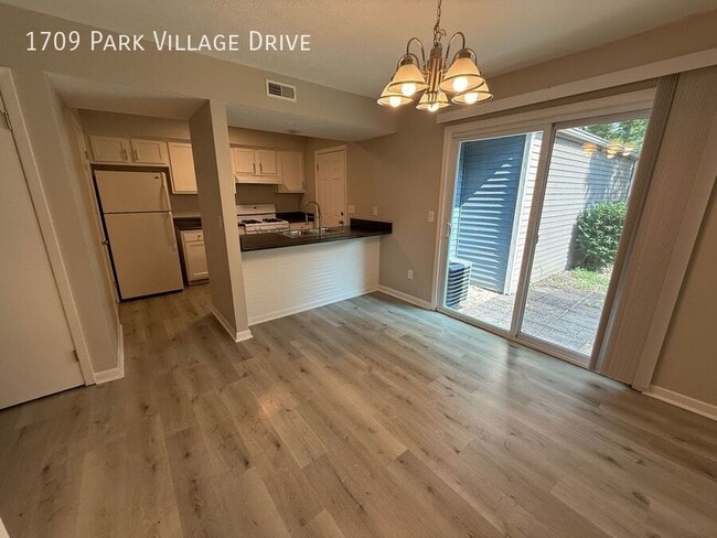 Building Photo - 1709 Park Village Dr