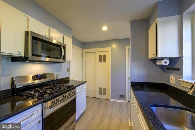 Building Photo - 9848 Hollow Glen Pl