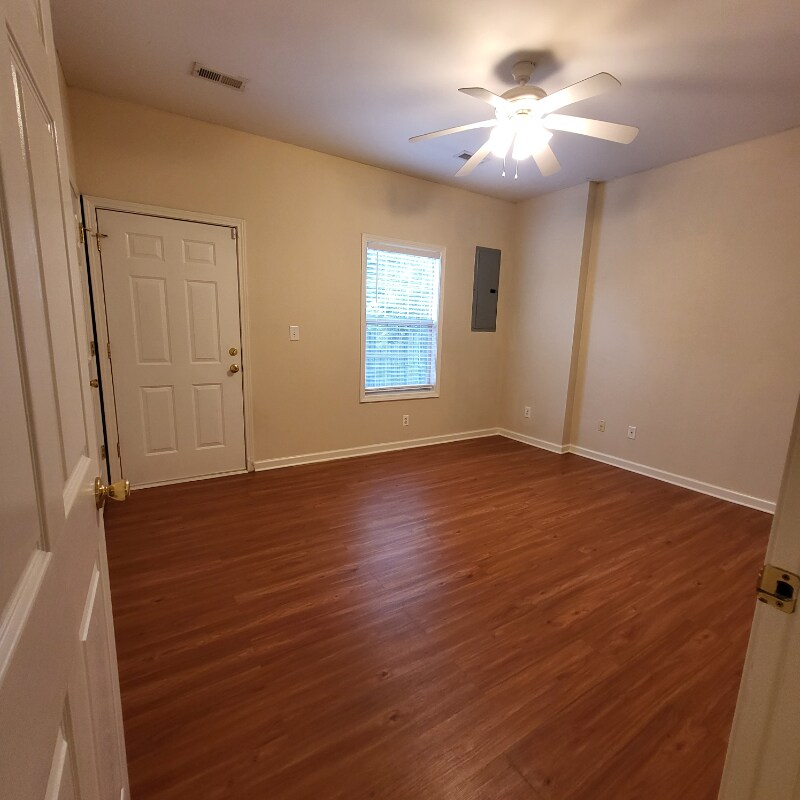 Building Photo - 1115 Oatlands Park