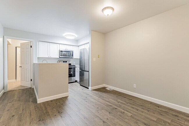 Building Photo - Completely renvovated 2 bedroom/2 bathroom...