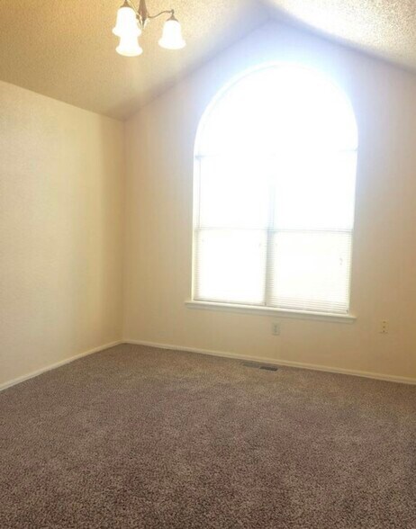 Building Photo - 9810 Walnut Ln