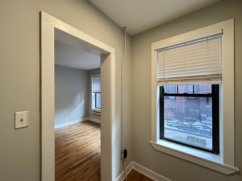 Building Photo - 4410 N Wolcott Ave