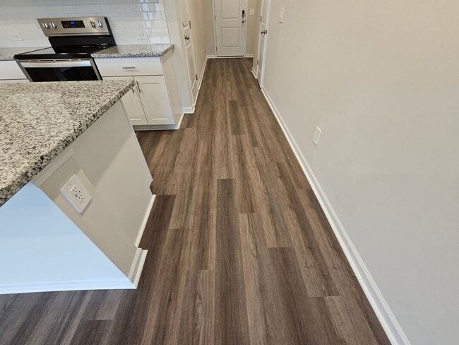 Building Photo - Like-New townhome in Concord